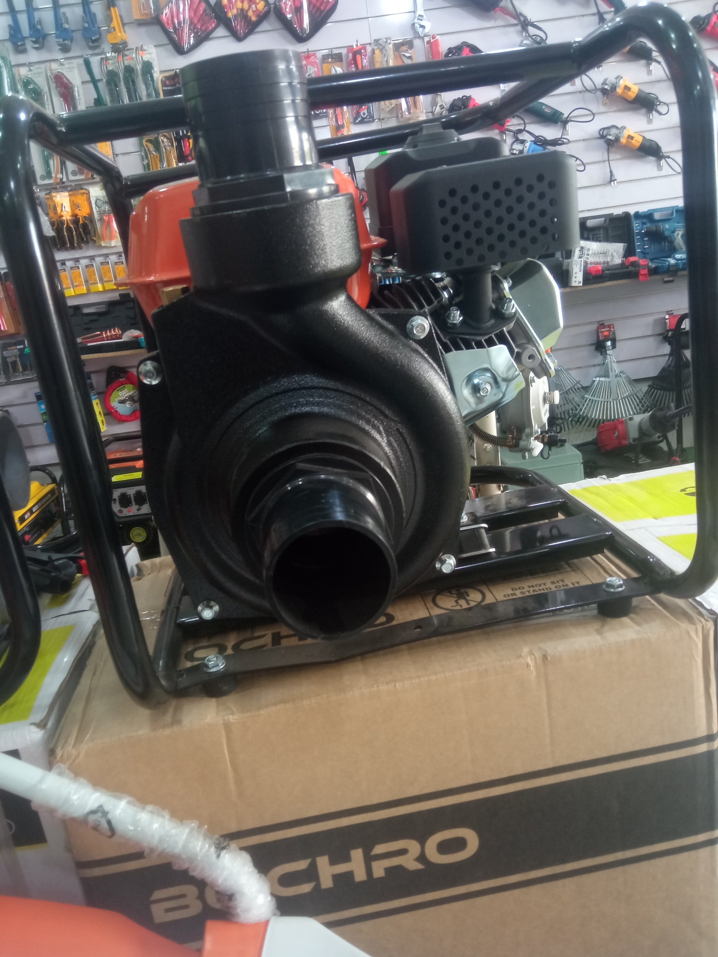 Motopompe BOCHRO 6.5HP vue frontale corps de pompe