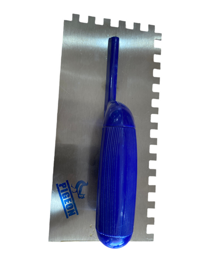 Spatule Crantée PIGEON – Manche Plastique Bleu