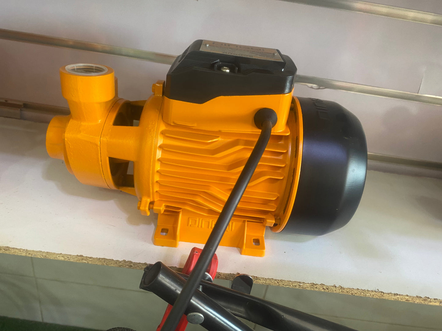 Pompe à Eau Centrifuge INGCO QB-81 750W