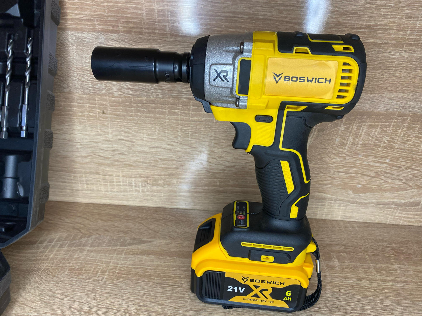 مفك براغي لاسلكي BOSWICH XR 21V - طقم كامل مع بطاريتين وشاحن ورؤوس مفكات