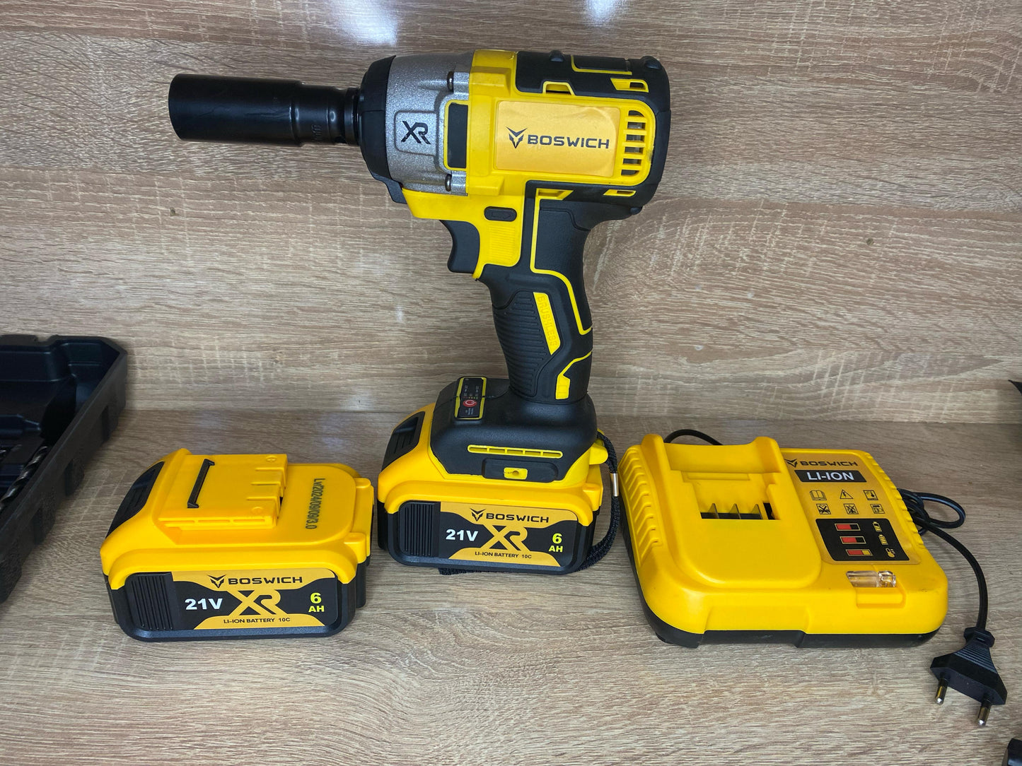 مفك براغي لاسلكي BOSWICH XR 21V - طقم كامل مع بطاريتين وشاحن ورؤوس مفكات