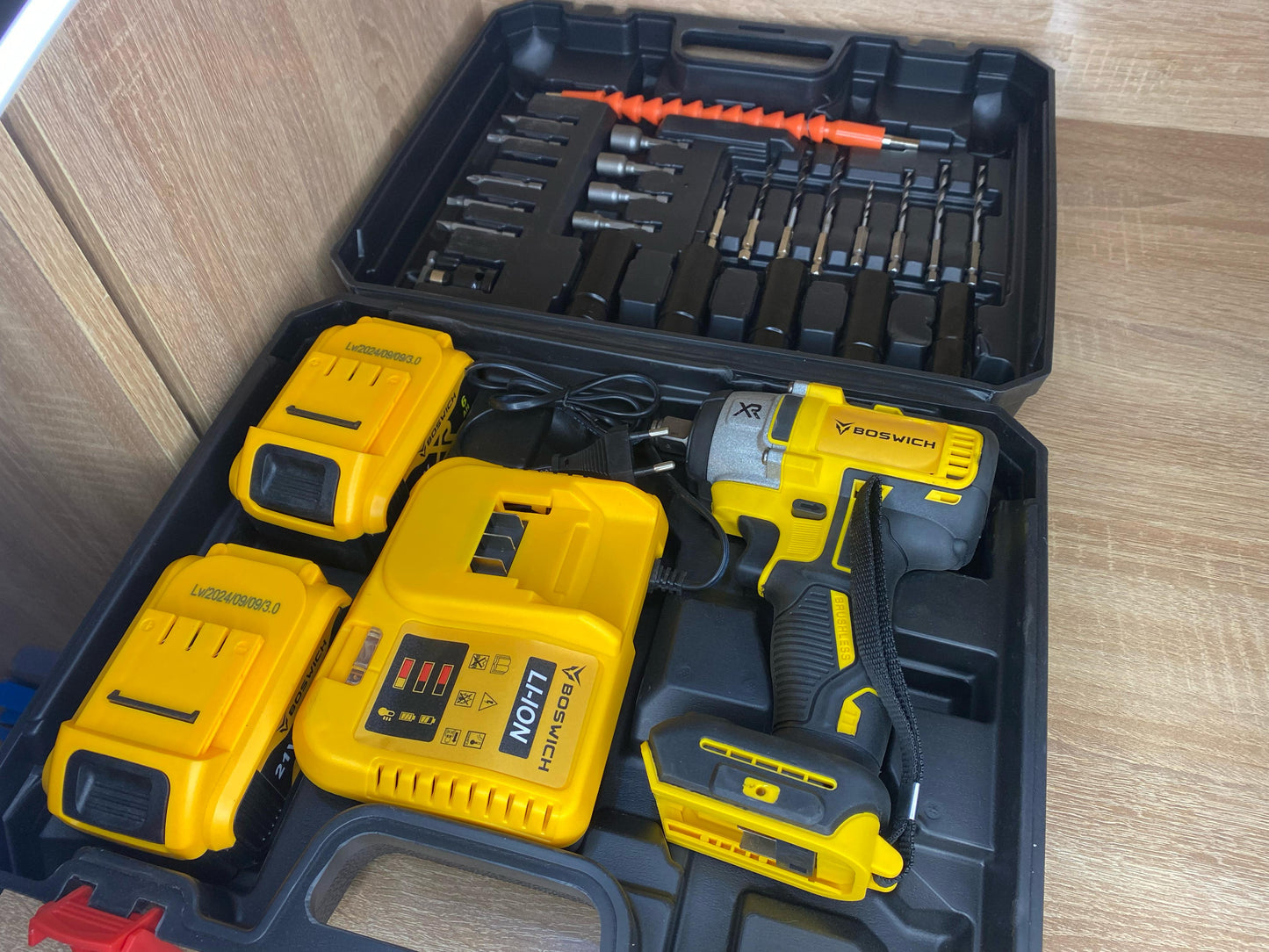 مفك براغي لاسلكي BOSWICH XR 21V - طقم كامل مع بطاريتين وشاحن ورؤوس مفكات