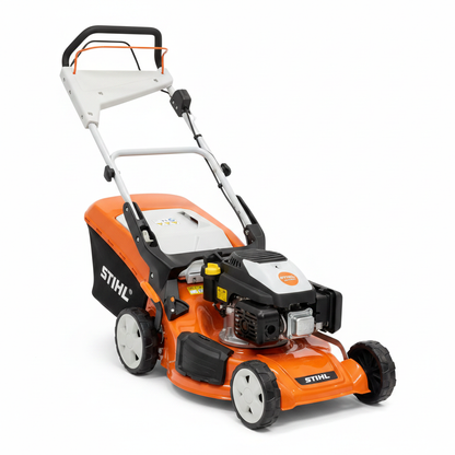 Tondeuse STIHL sur fond blanc – photo professionnelle