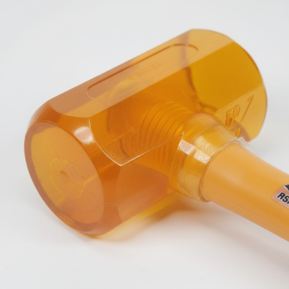 Détail de la tête du marteau en plastique