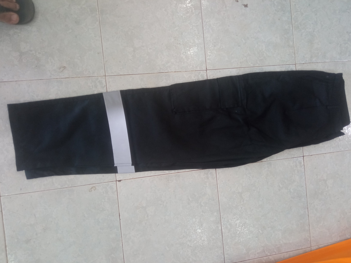 Pantalon de Travail Cargo – Bandes Réfléchissantes & Poches Rouges